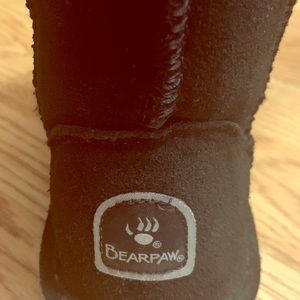 Woman’s Emma Short Wide black Bearpaw boots.